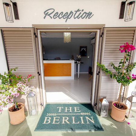 T H E Berlin Studios And Suites Nea Vrasna Bagian luar foto