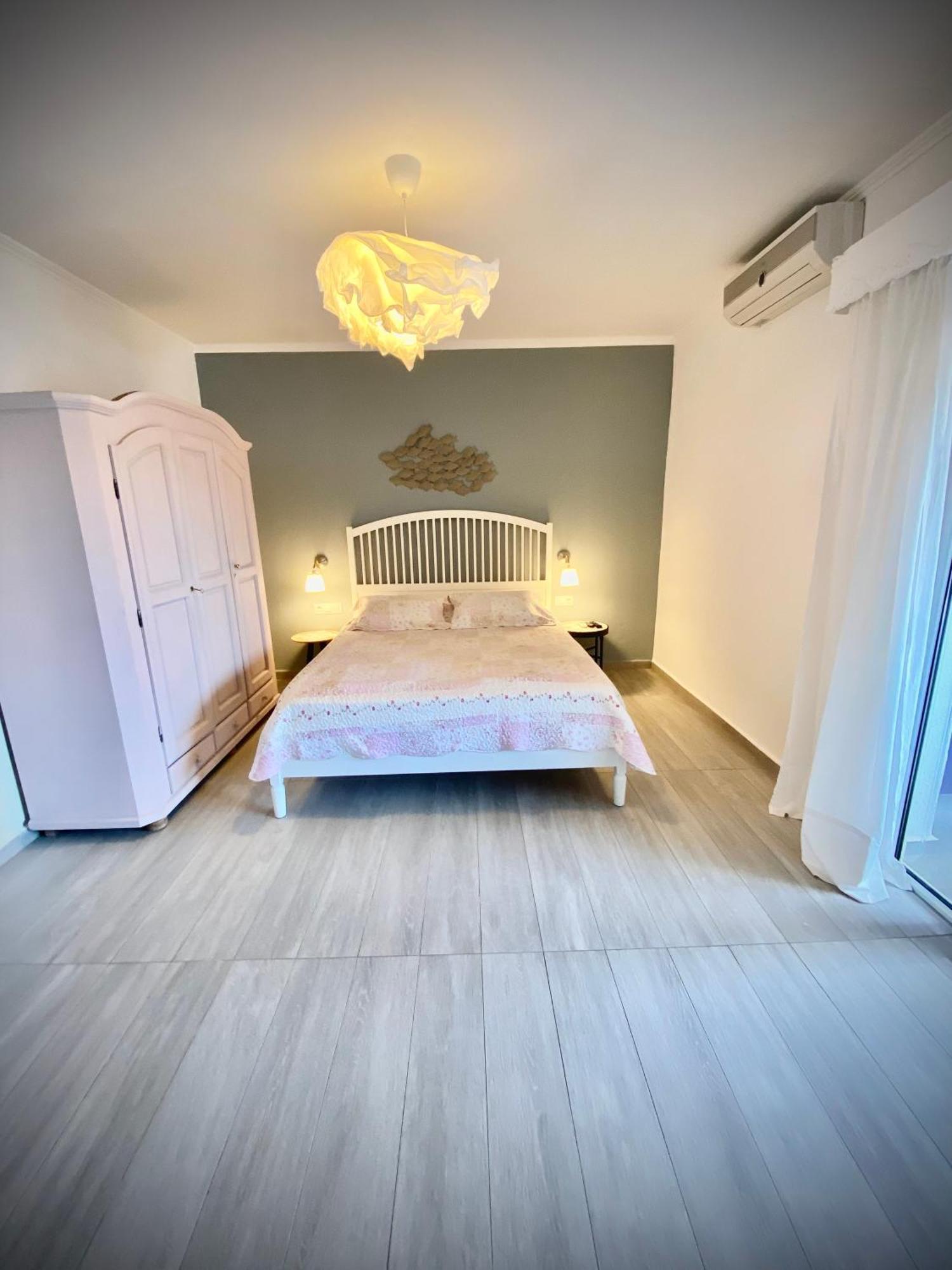 T H E Berlin Studios And Suites Nea Vrasna Bagian luar foto
