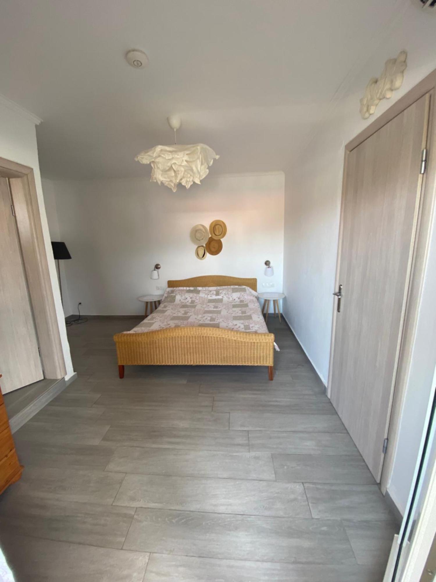 T H E Berlin Studios And Suites Nea Vrasna Bagian luar foto