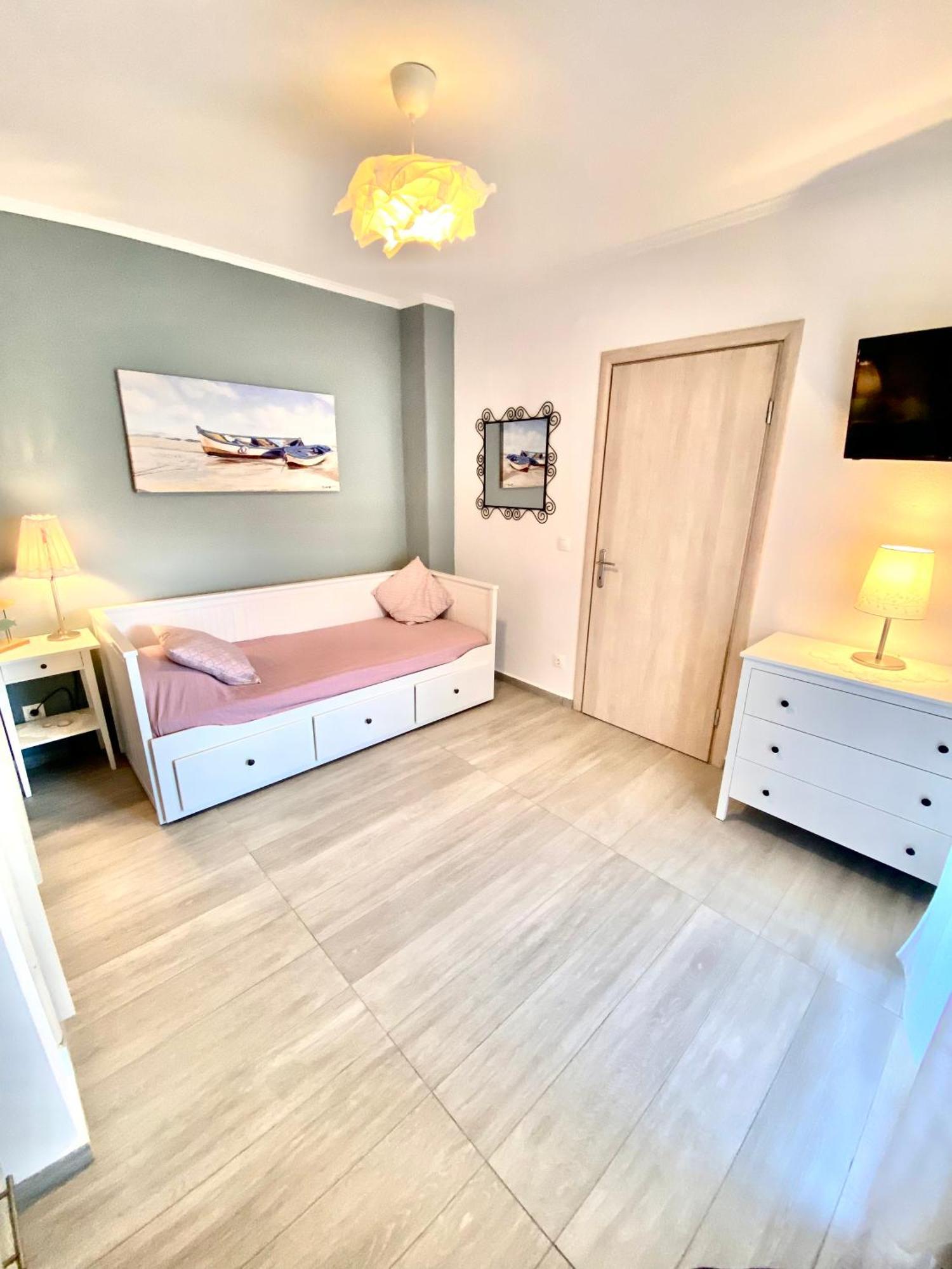 T H E Berlin Studios And Suites Nea Vrasna Bagian luar foto