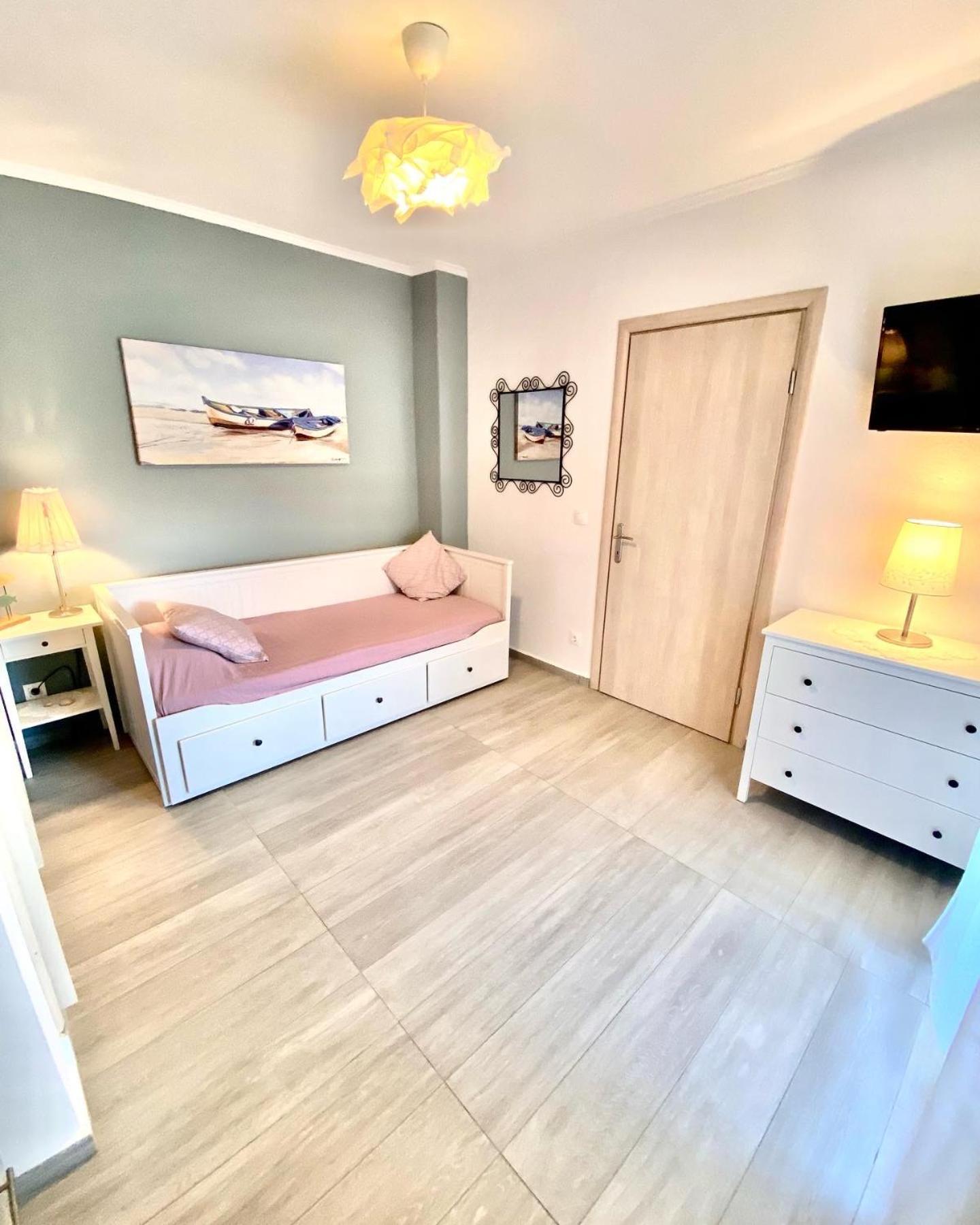 T H E Berlin Studios And Suites Nea Vrasna Bagian luar foto