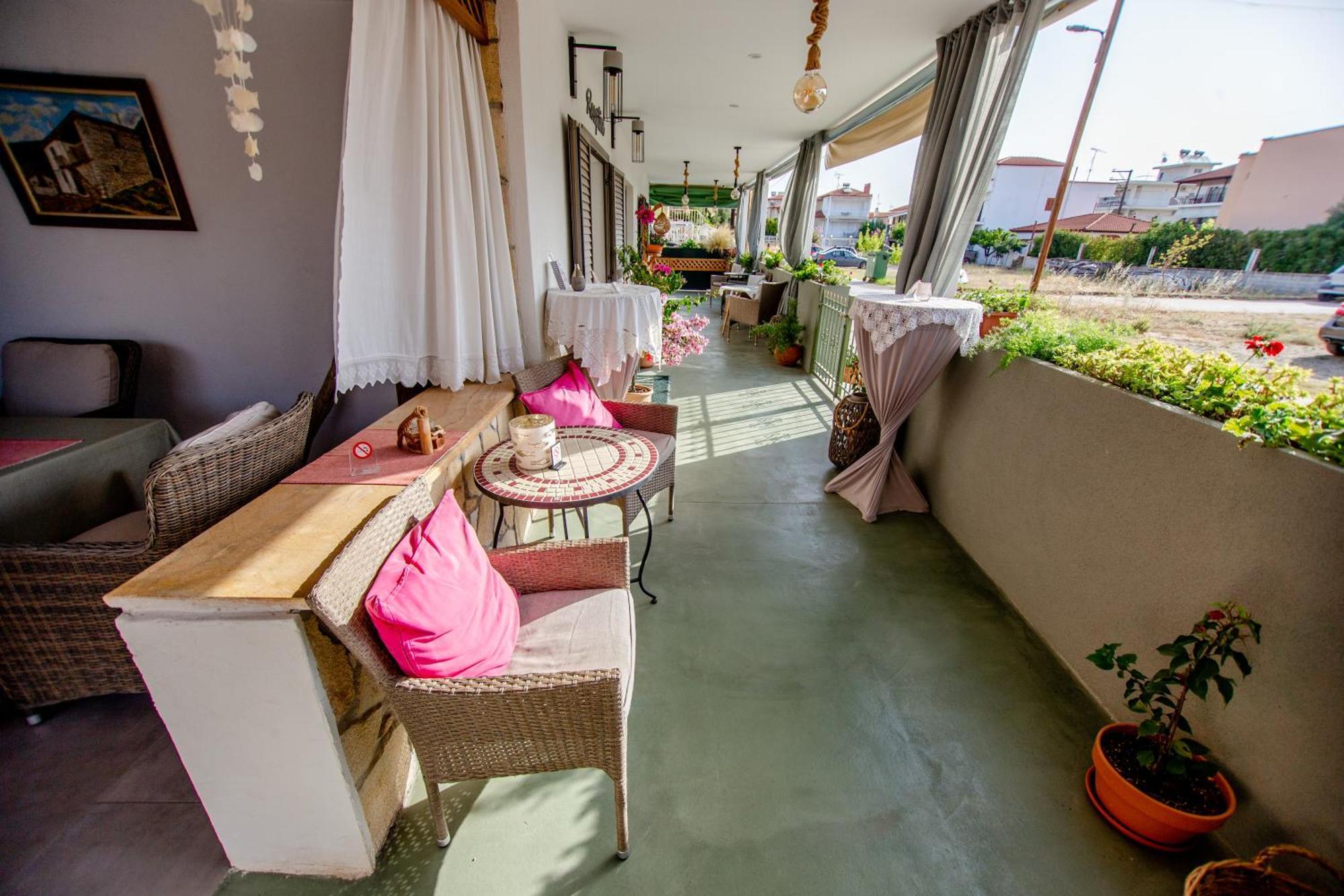 T H E Berlin Studios And Suites Nea Vrasna Bagian luar foto