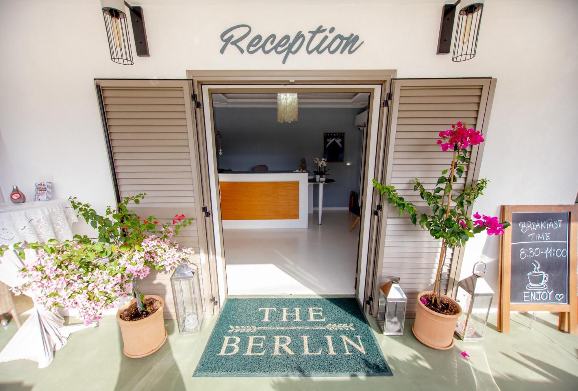 T H E Berlin Studios And Suites Nea Vrasna Bagian luar foto