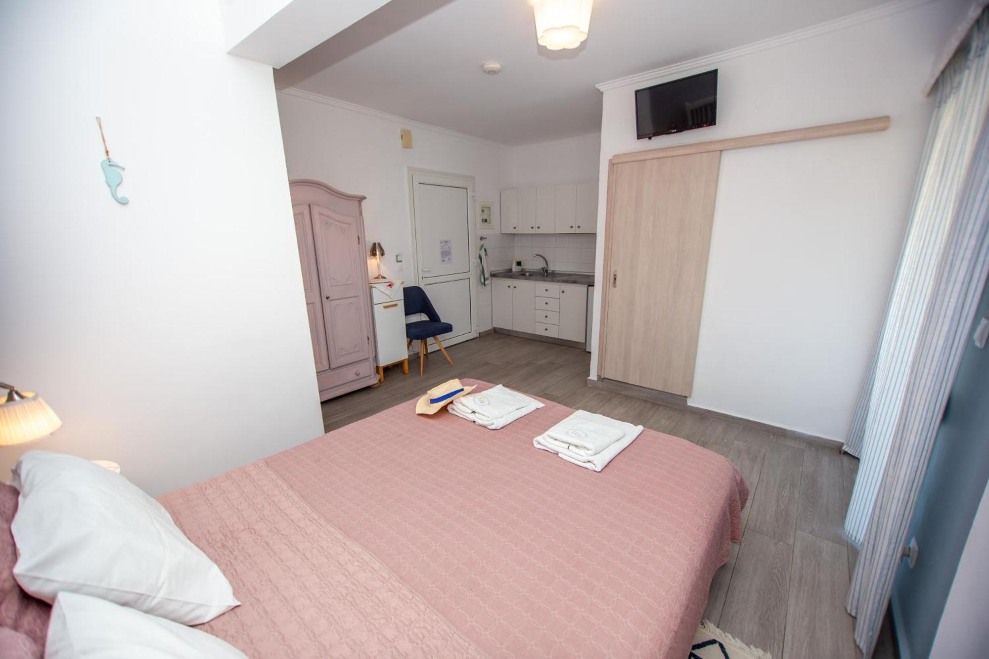 T H E Berlin Studios And Suites Nea Vrasna Bagian luar foto