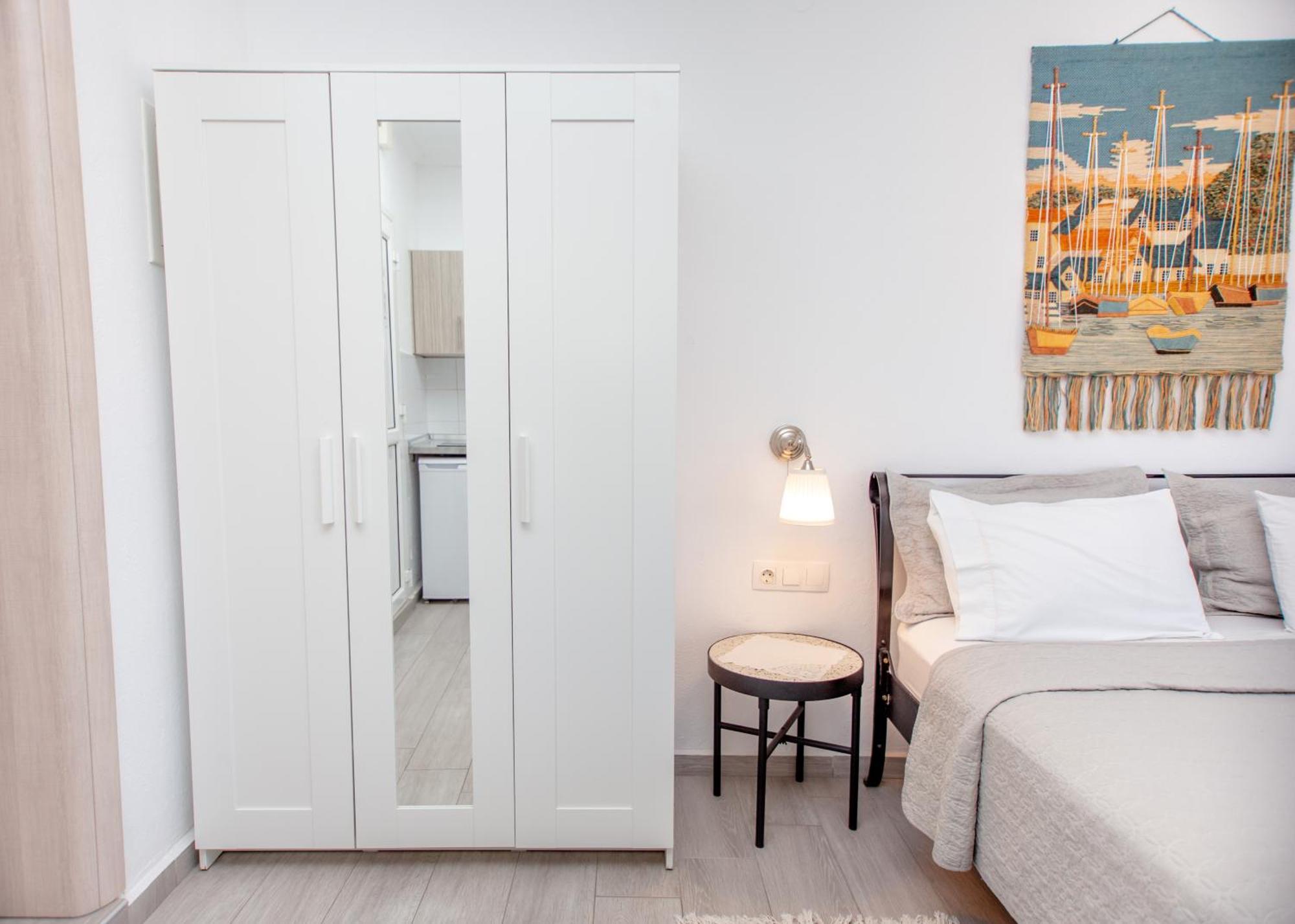 T H E Berlin Studios And Suites Nea Vrasna Bagian luar foto
