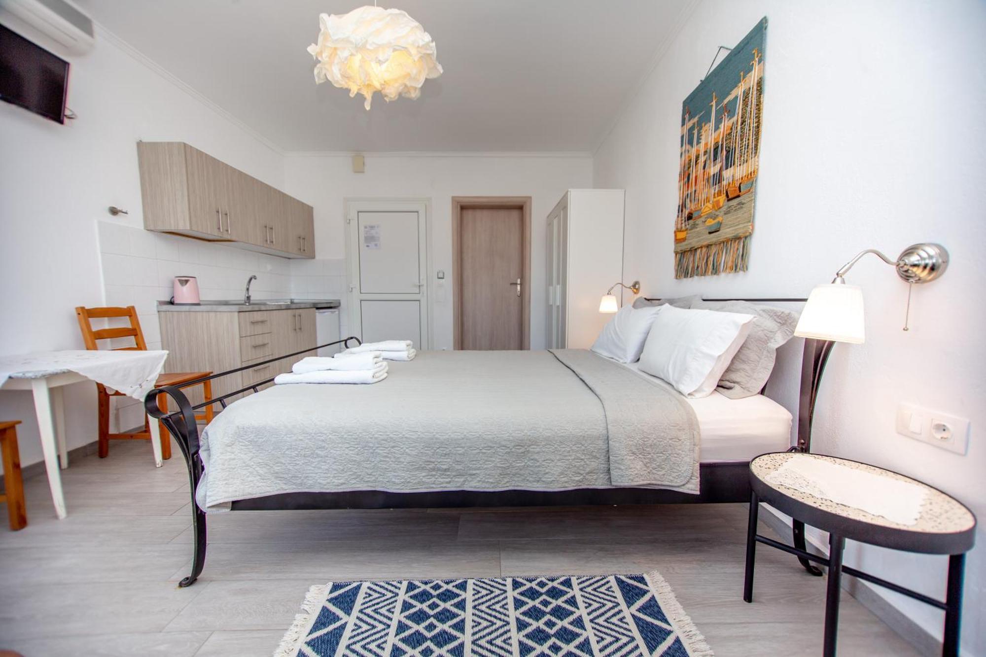 T H E Berlin Studios And Suites Nea Vrasna Bagian luar foto