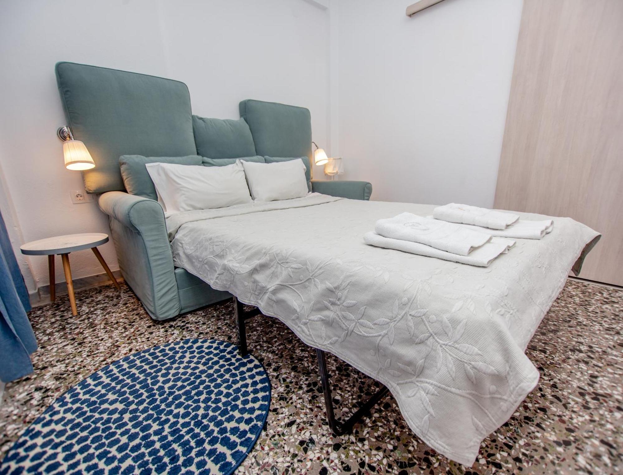 T H E Berlin Studios And Suites Nea Vrasna Bagian luar foto