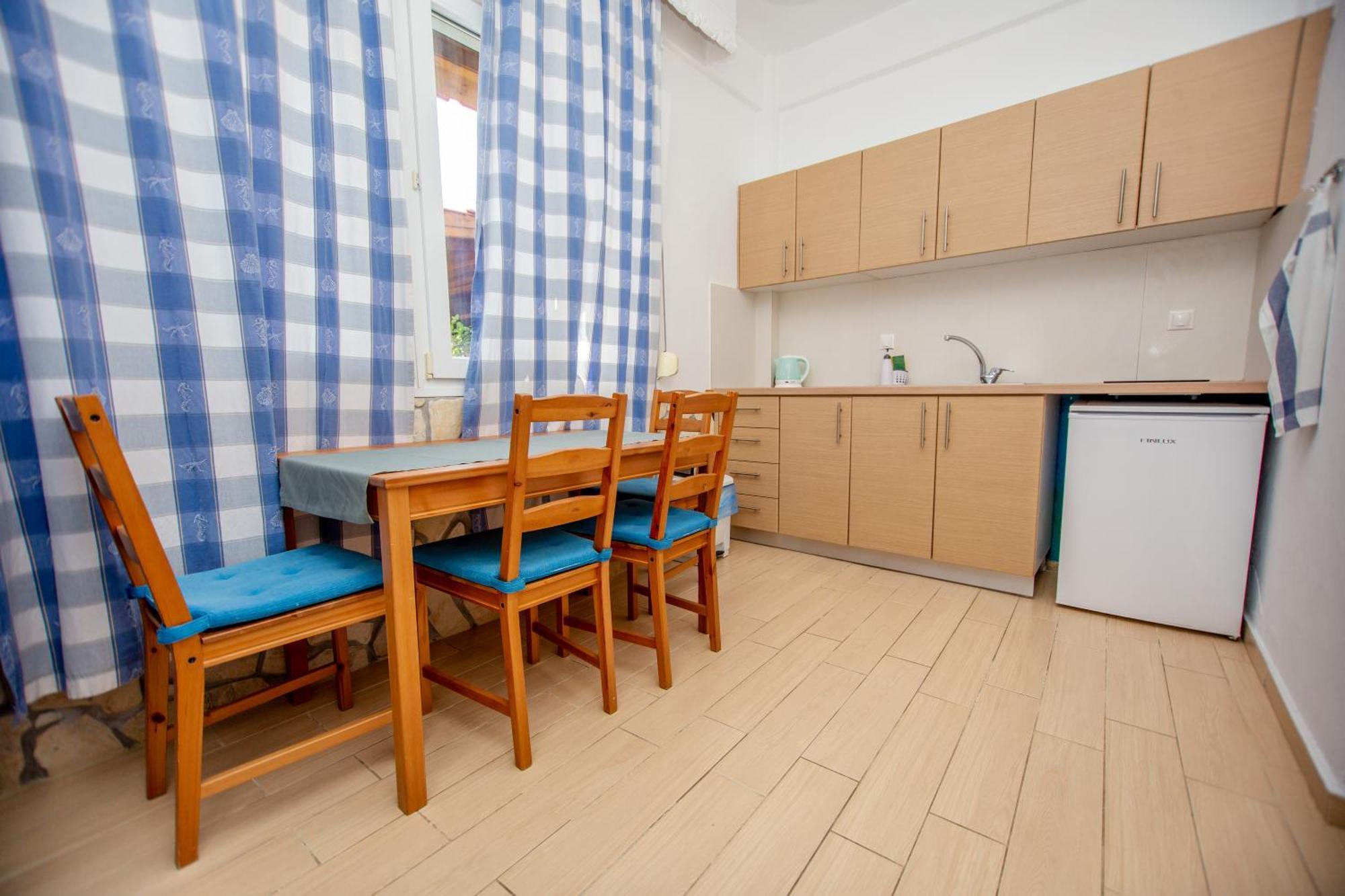 T H E Berlin Studios And Suites Nea Vrasna Bagian luar foto