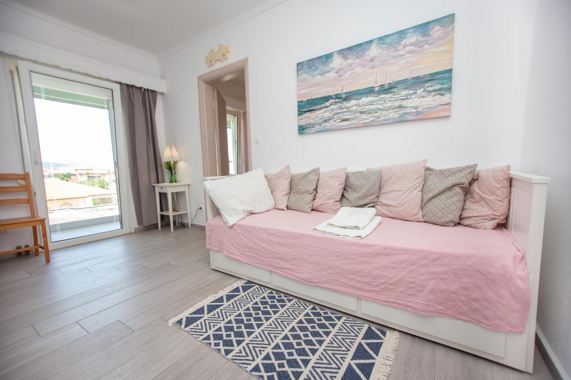 T H E Berlin Studios And Suites Nea Vrasna Bagian luar foto