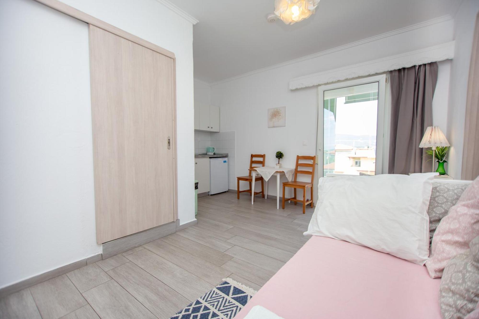 T H E Berlin Studios And Suites Nea Vrasna Bagian luar foto