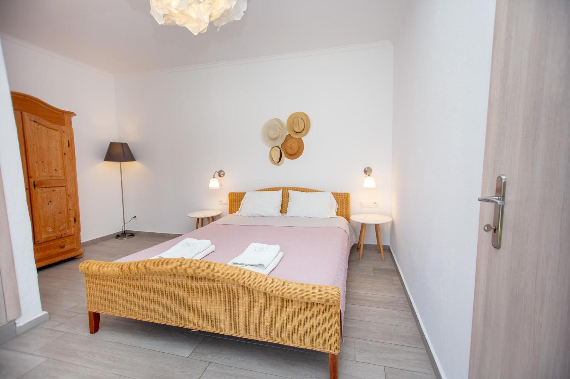 T H E Berlin Studios And Suites Nea Vrasna Bagian luar foto