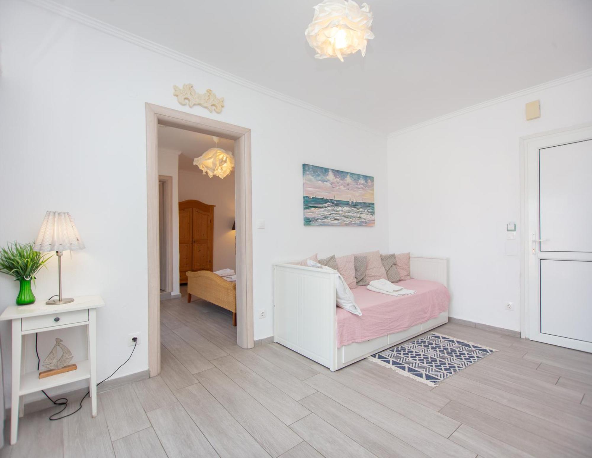T H E Berlin Studios And Suites Nea Vrasna Bagian luar foto