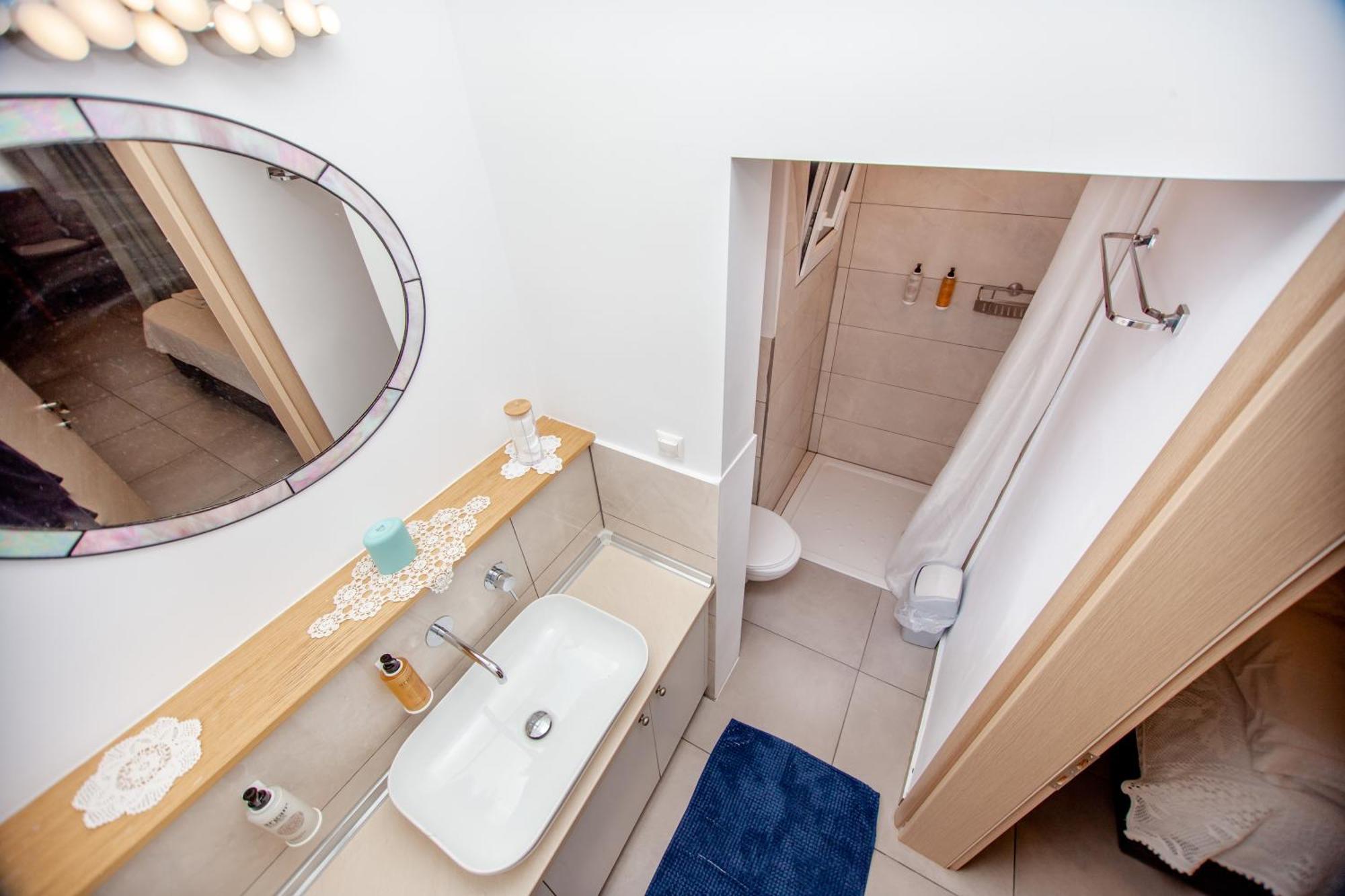 T H E Berlin Studios And Suites Nea Vrasna Bagian luar foto