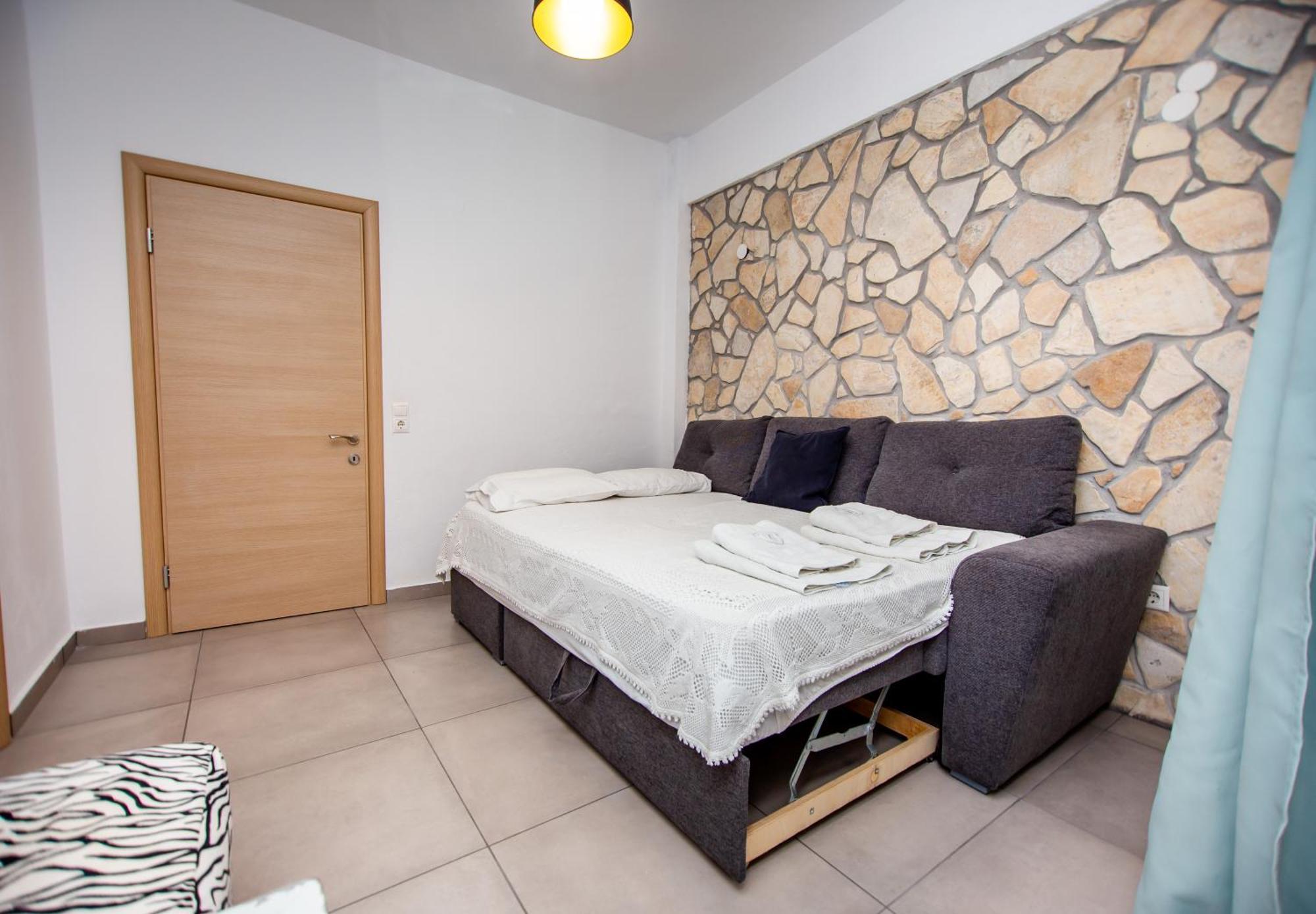 T H E Berlin Studios And Suites Nea Vrasna Bagian luar foto